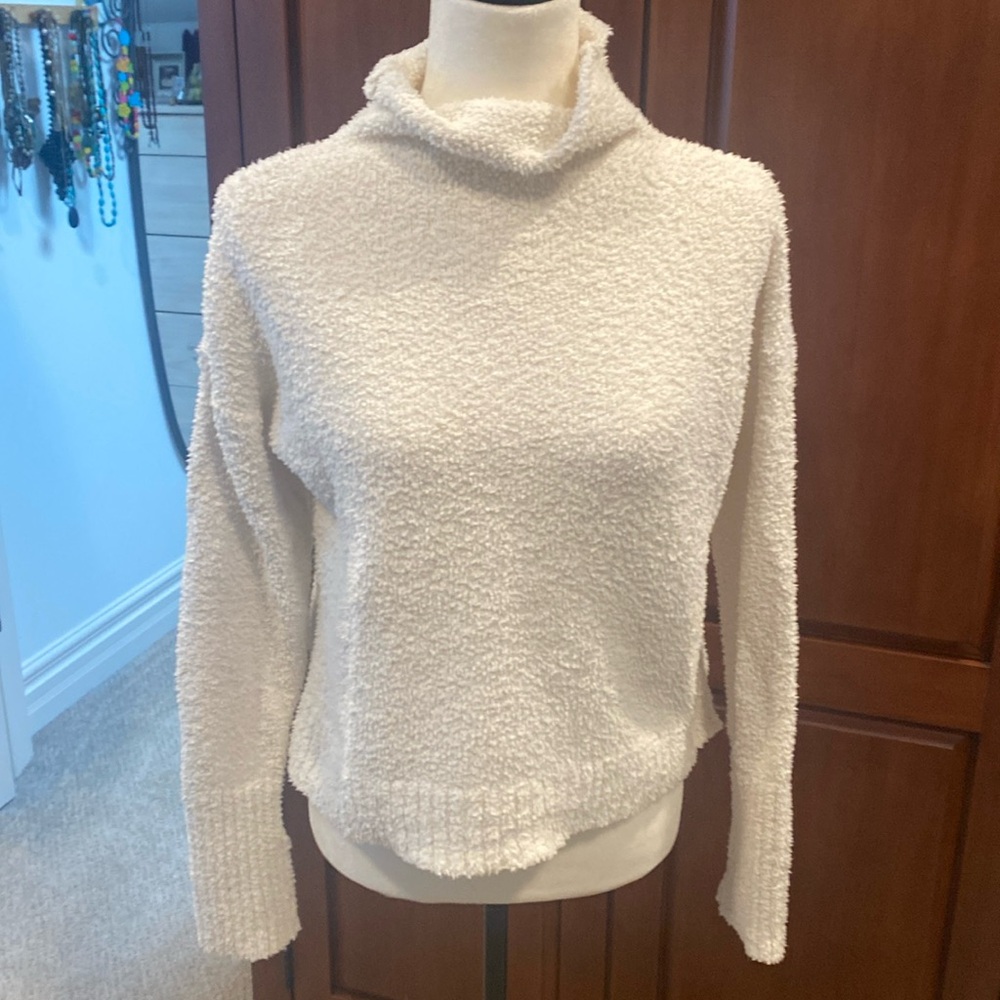 UGG chenille sweater size xs (fits more like a sm/med) very soft